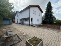 Altbau EG mit Gartenanteil Stellplatz und Garage
