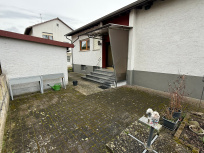 Freisitz mit Pflanzbeet