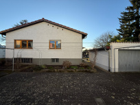 Hausfront mit Garage