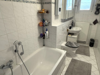 Tageslichtbad mit Badewanne